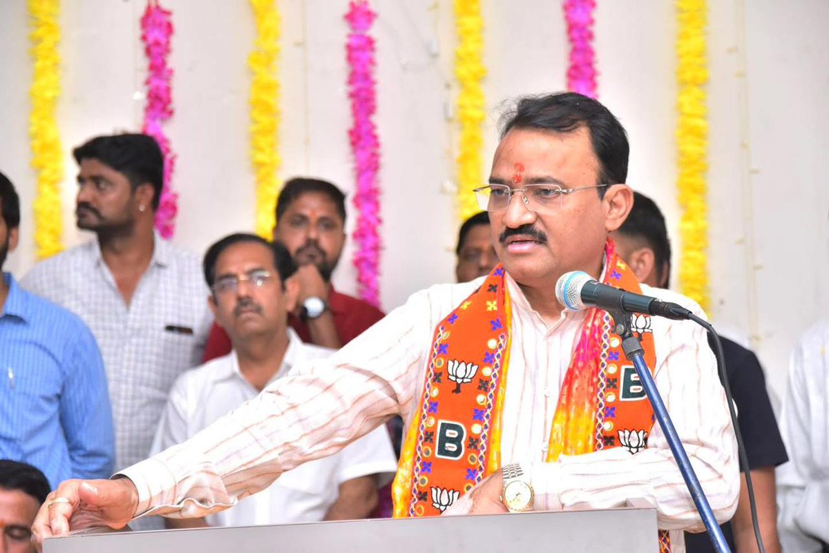 BJP4Rajasthan's tweet image. आज अजमेर के गुजराती उच्च माध्यमिक विद्यालय में &apos;विकसित भारत एवं आत्मनिर्भर भारत&apos; विषय पर आयोजित चित्रकला प्रतियोगिता में उपमुख्यमंत्री डॉ. @DrPremBairwa ने सम्मिलित होकर विद्यार्थियों को संबोधित किया और उनके विचारों को कैनवास पर उतरते देखा। उनकी उत्कृष्ट कलाकृतियों का अवलोकन किया…