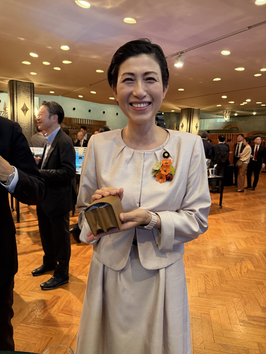 horicom_'s tweet image. 名刺入れ分厚すぎ！

#本田あきこ
#JPA58