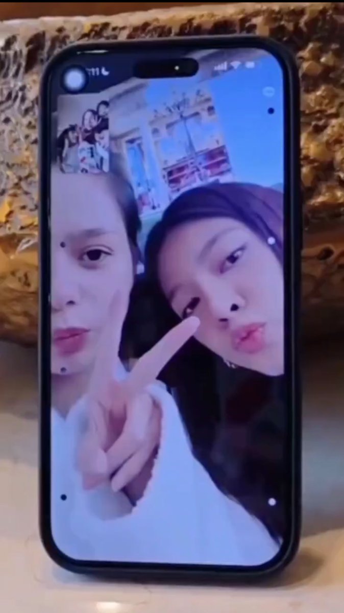 freenbeckaa's tweet image. FreenBecky fazendo vídeo chamada em Paris porque não estavam juntas, mas estavam se apoiando porque viveriam momentos importantes enquanto as fãs desocupadas e desesperadas estavam no tt inventando boatos de divórcio. Inacreditável 

#FreenBecky