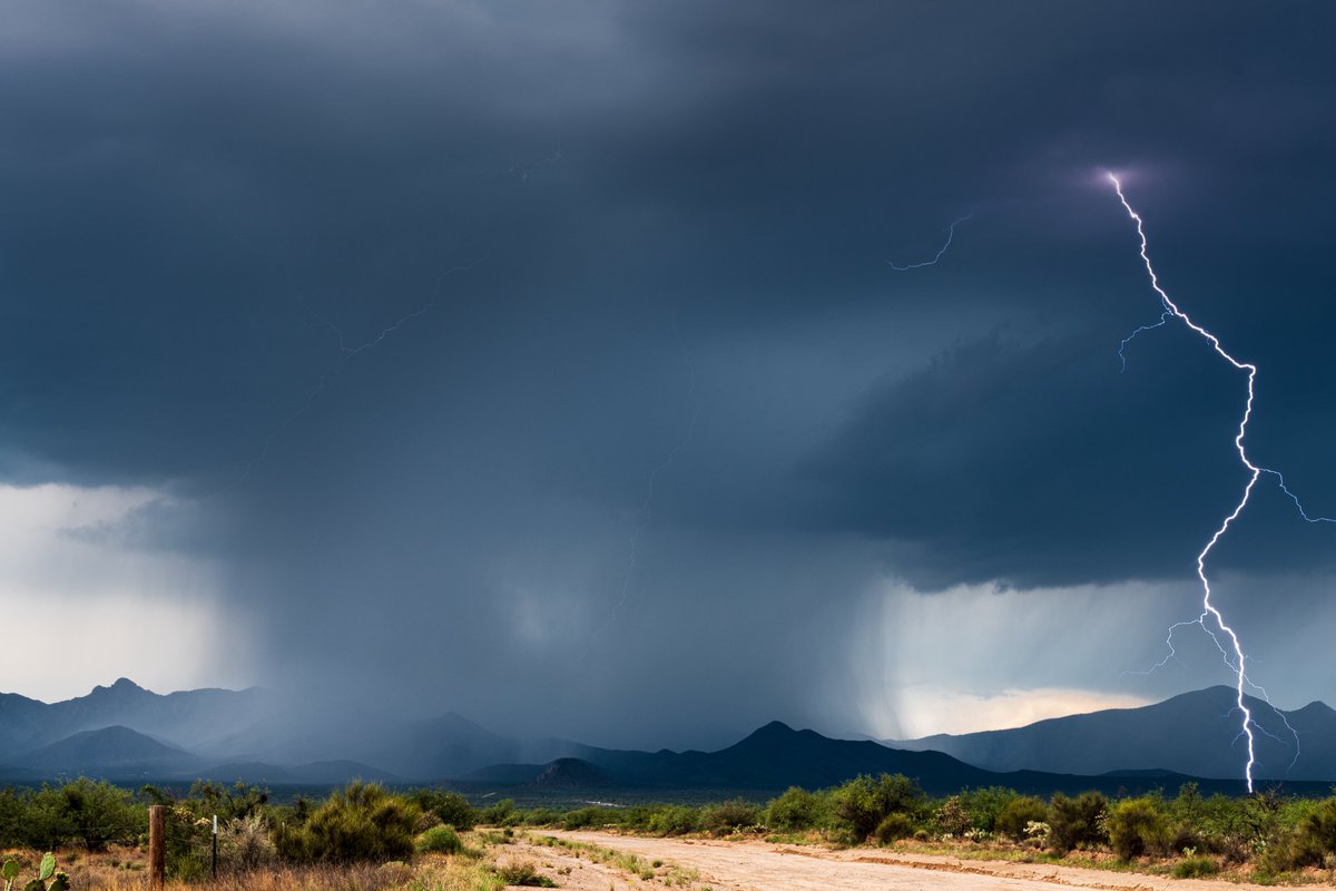 lorigracewx's tweet image. The only storms I won't chase are hurricanes. But I just can't compare high plains chasing to the monsoon. They both lift the spirit and replenish the soul in their own ways.