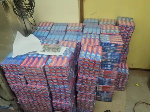 AskAnshul's tweet image. A factory producing fake Colgate toothpaste was busted in Kutch, Gujarat. A man named Rajesh Makwana has been arrested.
Recently, a racket manufacturing fake Sensodyne toothpaste, fake Eno, and fake Gold Flake cigarettes was busted in Delhi.
Think about it, if even essentials…