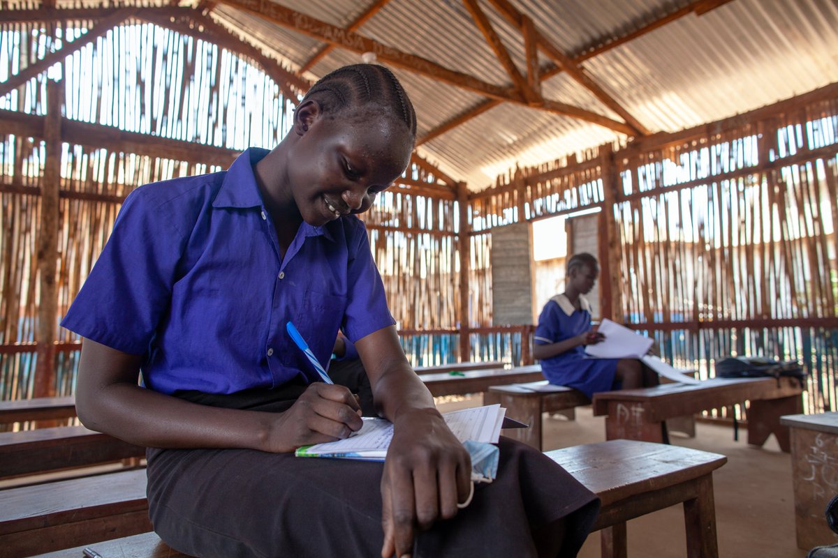 unicefssudan's tweet image. 📚 In times of crisis, girls are often the first to leave school — &amp;amp; the last to return.

But every girl has the right to learn #NoMatterWhat.

Thanks to @GPforEducation @AfDB_Group the European Union, @MOFAkr_eng &amp;amp; @UNCERF, we&apos;re helping more girls access education in 🇸🇸.