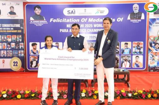 PBSHABD's tweet image. केंद्रीय मंत्री @mansukhmandviya ने नई दिल्ली में आयोजित 2025 विश्व पैरा एथलेटिक्स चैंपियनशिप में पदक जीतने वाले भारतीय दल को सम्मानित किया।

भारत ने इतिहास रचते हुए 22 पदक (6 स्वर्ण, 9 रजत, 7 कांस्य) जीतकर 10वां स्थान हासिल किया — अब तक का सर्वश्रेष्ठ प्रदर्शन! 

कॉपीराइट-फ्री…