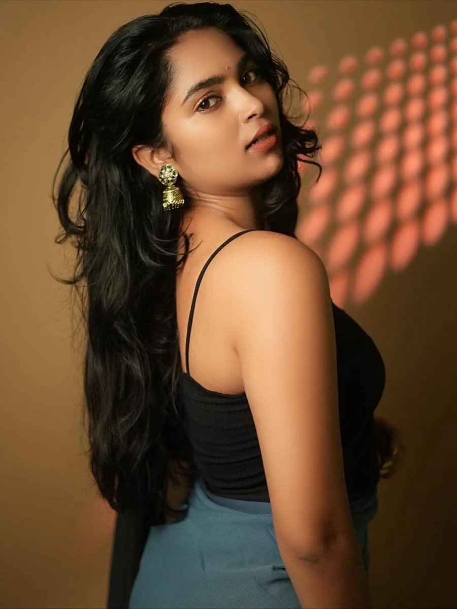 போ‌வென்றவள்
ஏக்கத்தோடு பார்க்கையில்
கூர்விழி
வேள் பூவென பூத்தது.

❤️❤️❤️