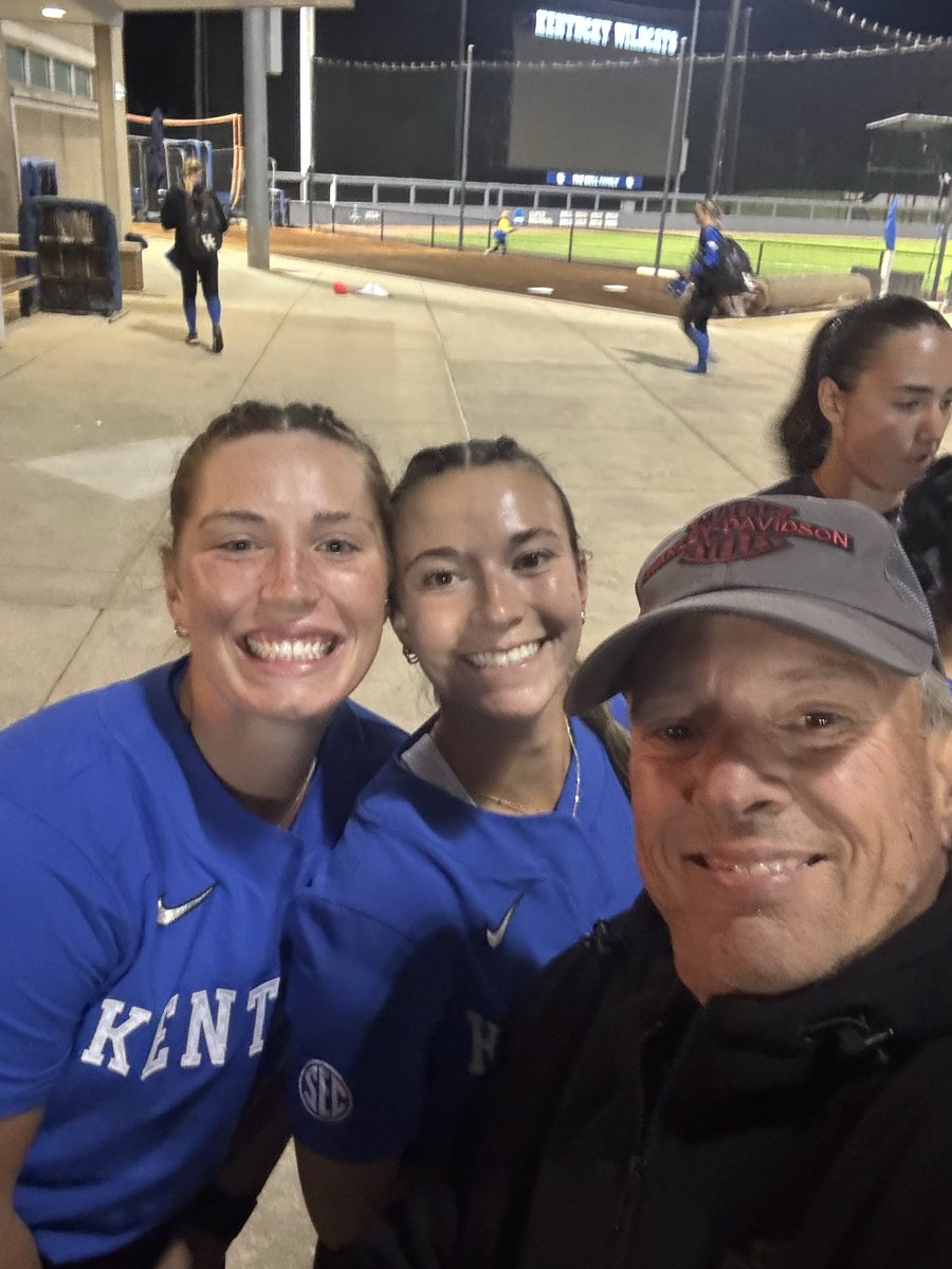 CoachEdMarcum's tweet image. Big Blue Boo last night watching @UKsoftball &amp;amp; @IndianaSB. Great to see Allie, Katie, Maddie and a surprise visit from @sambooe51. (Not pictured😞)