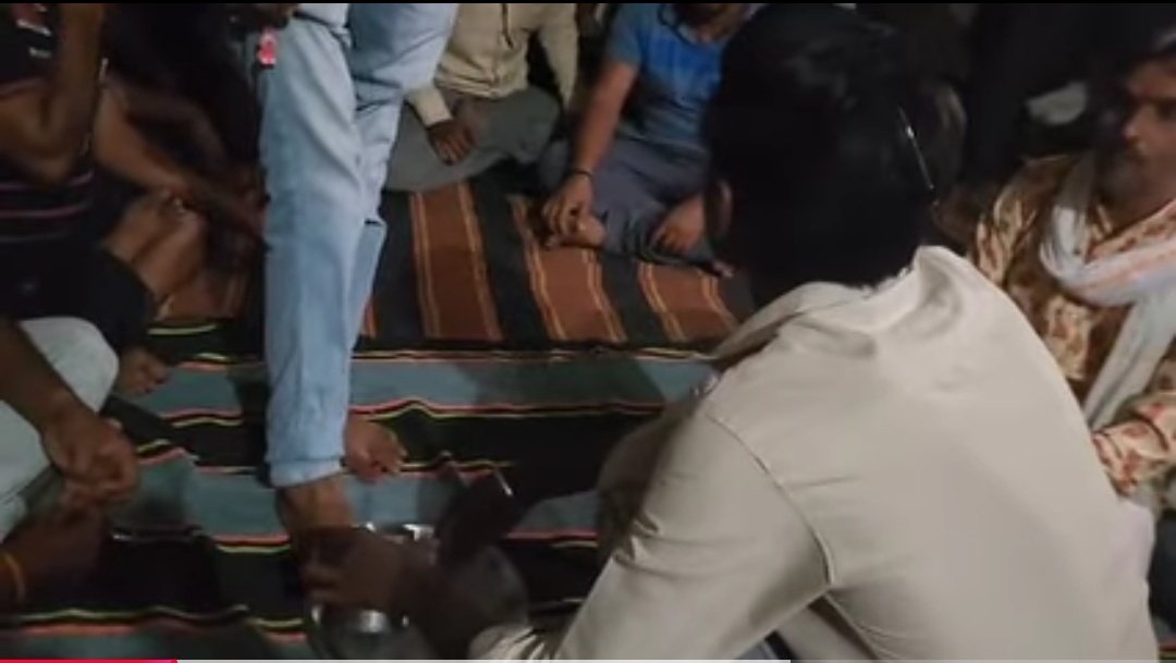 YOUTH_ARMY (@youth_army_in) on Twitter photo ब्राह्मणवाद देश के लिए घातक होता जा रहा है ।
 मध्यप्रदेश के जनपद दमोह की घटना कुशवाहा समाज के युवक से ब्राह्मणों ने जबरन पैर धुलवाए गए और बाद में वो पानी भी पिलाया ।
यदि कुछ गलत कृत उसके द्वारा किया भी गया था तो उसके लिए कानून था ।
<a href="/MPPoliceDeptt/">Madhya Pradesh Police</a> <a href="/spdamoh/">Damoh Police</a> ब्राह्मणवाद देश के लिए घातक होता जा रहा है ।
 मध्यप्रदेश के जनपद दमोह की घटना कुशवाहा समाज के युवक से ब्राह्मणों ने जबरन पैर धुलवाए गए और बाद में वो पानी भी पिलाया ।
यदि कुछ गलत कृत उसके द्वारा किया भी गया था तो उसके लिए कानून था ।
<a href="/MPPoliceDeptt/">Madhya Pradesh Police</a> <a href="/spdamoh/">Damoh Police</a>