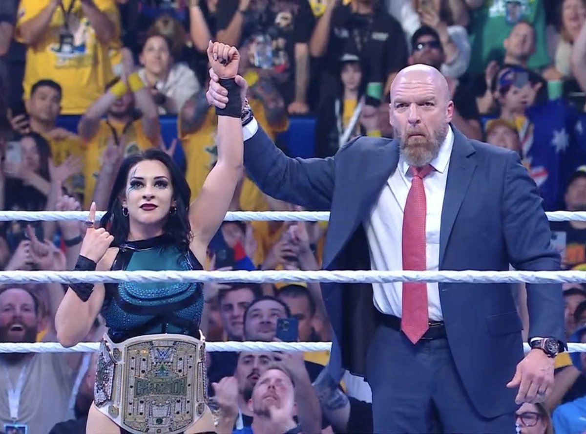 Dex_Graves's tweet image. That belt is almost bigger than her.. La Primera ☝️