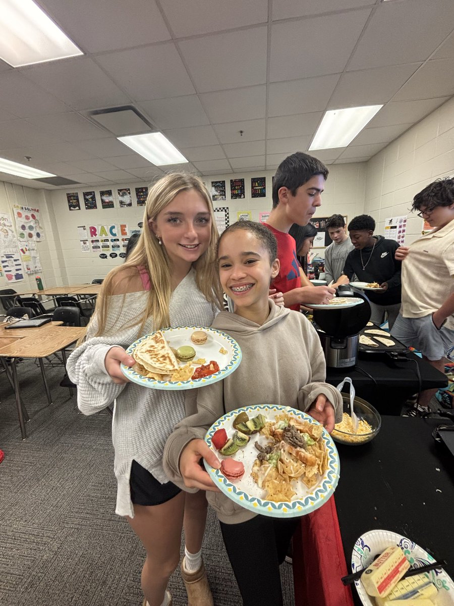 ElisaDelisa72's tweet photo. 🎉 Celebrating Hispanic Heritage Month with arepas, quesadillas, and a sweet Hispanic dessert! Honoring the rich flavors and cultures that bring us together. 🌎
Let’s Go Cougar’s! 💛🖤
@APSDualLang 
@SuttonCougars 
@Pedroarena_DLI 
@MerriweatherEDU 
@fhenderson1908 https://t.co/PDogzEJqbM