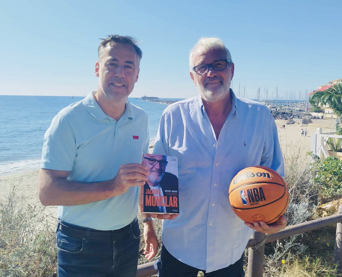 SFreyAgde's tweet photo. SPORTS 🏀 Rencontre très sympa avec Jacques Monclar sélectionné 201 fois en équipe nationale de Basket 🇫🇷. Il dédicaçait aujourd’hui, au Cap d’Agde, son livre « Bonjour, bonsoir : mes vies racontées à Rémi Reverchon » 📖. #capdagde #JacquesMonclar #livre #basketball https://t.co/7OGmiAWkr3