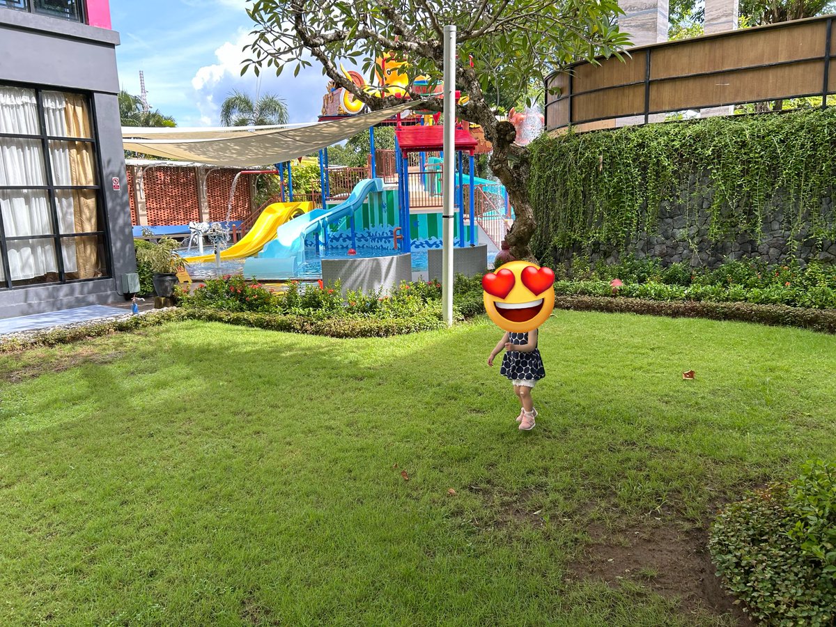 ana_dia_'s tweet photo. 旅行記が溜まっていて🥹

1歳娘👧とシンガポール🇸🇬経由🦁
デンパサール・バリ島🇮🇩です❣️

ヌサドゥアのグランドミラージュリゾートに宿泊🏝️🏨
子供向け設備やキッズクラブがあり、選びましたが👧喜んで大正解👏

子供向けのイベントにも参加できました🙌

#ANA #シンガポール航空 #バリ島 #子連れ旅 https://t.co/ahinZyILX7