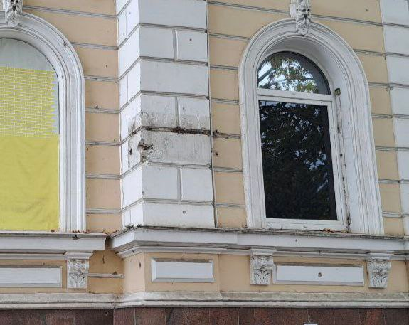 The unstoppable wave of “decommunization” continues erasing Isaac Babel from 🇺🇦cultural landscape: his memorial plaque in Mykolaiv has been dismantled.

Apparently, nothing says “dealing with the Soviet legacy” like deleting a Ukrainian Jewish writer who was executed by the