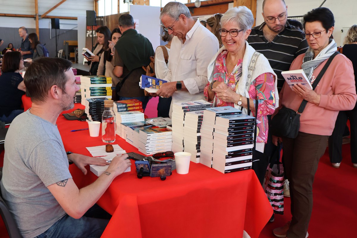 Depuis ce matin, la salle Deboulle accueille la 7e édition du Festival du Polar de Saint-Laurent-du-Var, en présence de son invité d'honneur, Franck Thilliez. Au programme : échanges avec les auteurs, dédicaces, débats et animations en lien avec l'univers du polar.