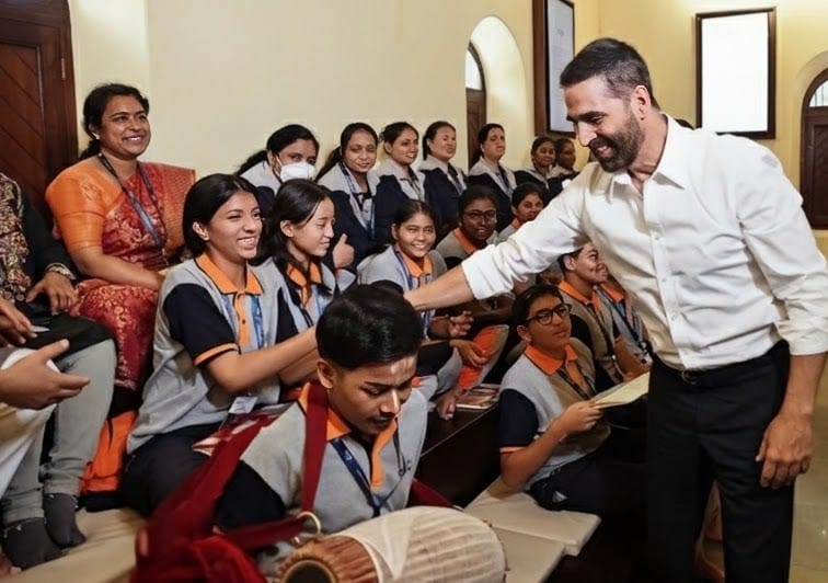 EduMinOfIndia's tweet image. Padma Shri awardee and National award winning actor Akshay Kumar (@akshaykumar) visited the Prerana Sankul today, creating an inspiring atmosphere for Batch 70 participants through his cheerful and thoughtful interaction. His presence was both uplifting and memorable, as he spoke…