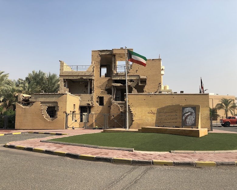 faaatin_al's tweet image. طرى على بالي بيت القرين 

بيت جمع كل الشهدا بمختلف اطياف المجتمع الكويتي أيام الغزو 

و الشيخ جابر امير القلوب ♥️ رفض يهدمونه 

مع انه حجر وصخر وشكله قديم بس رفض يهدمونه طالما فيه من آثار المقاومه الكويتيه 

الله يرحمه ويغفرله  #الكويت
