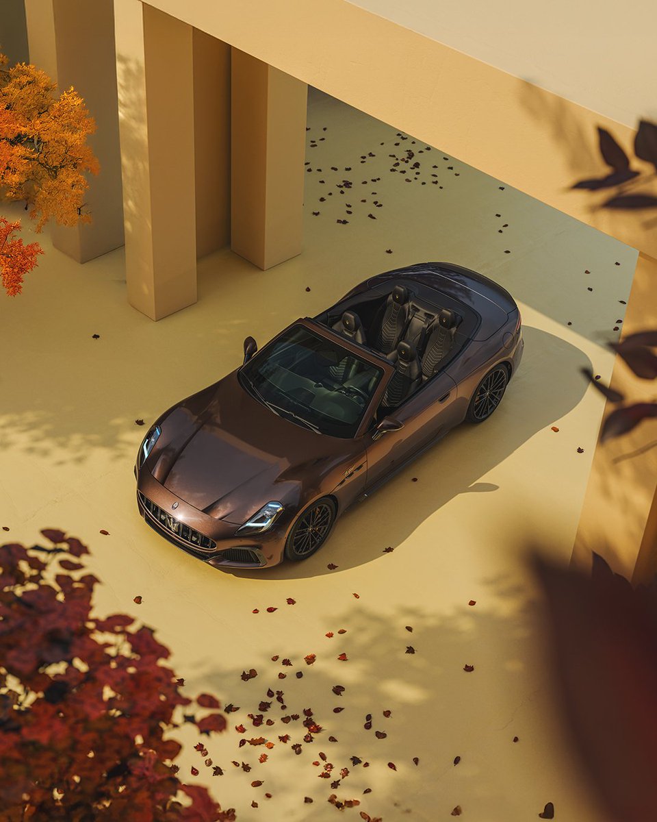 Maserati_HQ's tweet image. Drive the season, dress the season. The GranCabrio, reimagined for autumn by #MaseratiFuoriserie. With a shimmering Bronzo coat, flashes of bold Yellow, and the warm Copper Glance Trident. The season is yours for the taking. 🍁🔱
#Maserati #MaseratiGranCabrio
**…