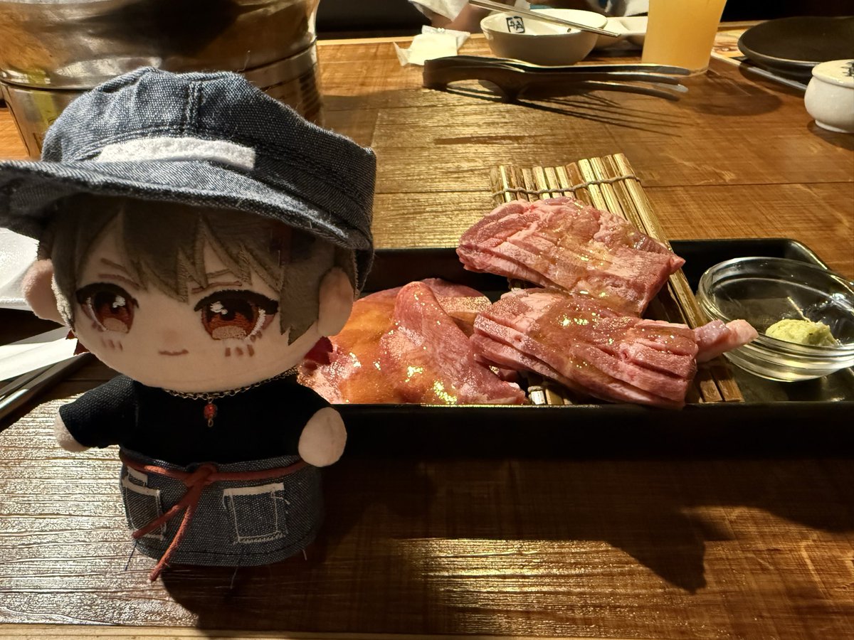 mioswitchoff's tweet photo. 妹の推しが🐄角とコラボしてるから連れてってほしいと頼まれたので車を出す代わりに肉をご馳走になってきたんだけど、せっかくコラボしてるからぬいちゃんの服作ったんよーと見せてくれた……すごない？？ https://t.co/2aOJtkv4rM