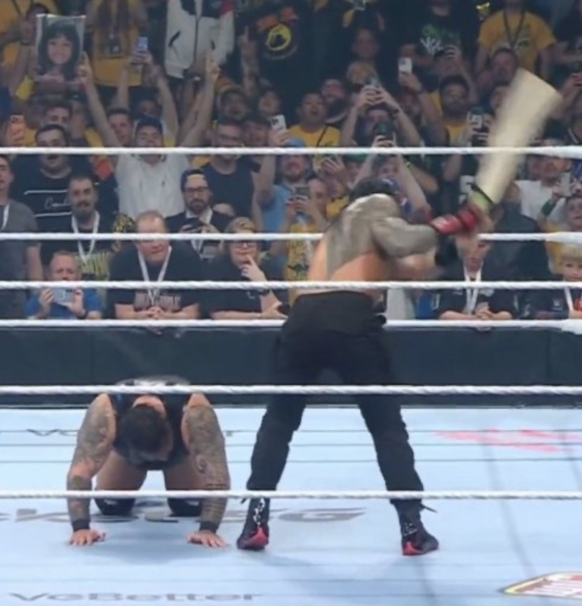 wrestle_chatter's tweet image. Roman Reigns hits a lofted cricket shot with a cricket bat.

Life feels complete 😭🤣

#WWECrownJewel