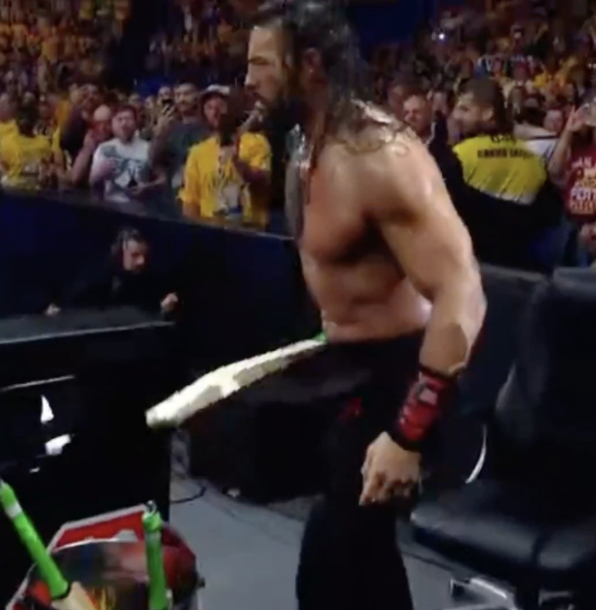 wrestle_chatter's tweet image. Roman Reigns hits a lofted cricket shot with a cricket bat.

Life feels complete 😭🤣

#WWECrownJewel