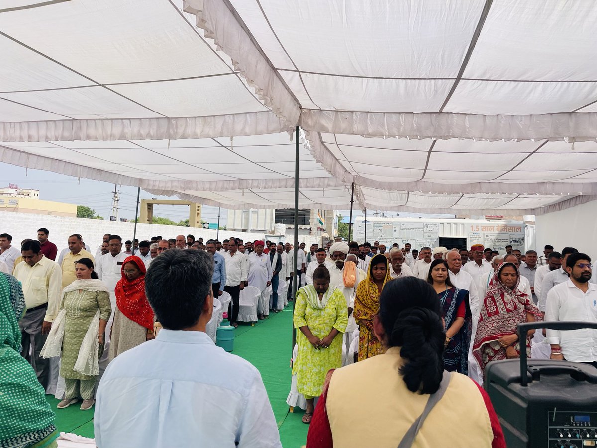 आज बीकानेर में देहात कांग्रेस कमेटी द्वारा आयोजित स्वर्गीय श्री रामेश्वर लाल जी डूडी की श्रद्धांजलि सभा में शामिल होकर उन्हें पुष्पांजलि अर्पित की। उनकी स्मृति को नमन करते हुए उनके योगदान को याद किया।