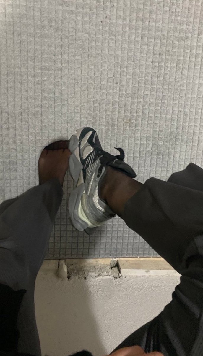 Naylon çorapla inanılmaz iğrenc kokuyor ayaklarım 🤢 Domal bana enayi belki görür koklarsın zehir gibi ayaklarımı #finansalköle #finansalköpek