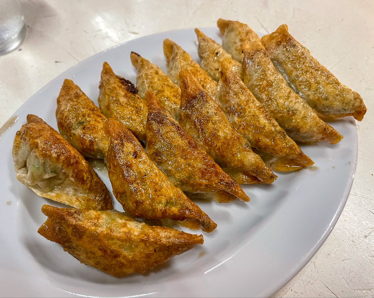 Capital_DDD_DCT's tweet image. 藤のやさんのすぐ裏にある有名店

【安兵衛】さんで〆餃子🥟

かなり並んでたけど回転も早くて思ったより早く食べれた！

餡は野菜多め、皮が鶏皮揚げたみたいになってて、美味しかった✨
おでんもラーメンも最高🤤

#岐阜サポ高知遠征
#飯テロ
#グルメ