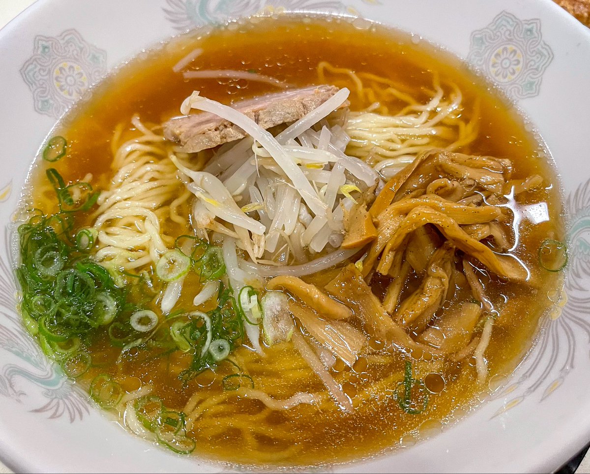 Capital_DDD_DCT's tweet image. 藤のやさんのすぐ裏にある有名店

【安兵衛】さんで〆餃子🥟

かなり並んでたけど回転も早くて思ったより早く食べれた！

餡は野菜多め、皮が鶏皮揚げたみたいになってて、美味しかった✨
おでんもラーメンも最高🤤

#岐阜サポ高知遠征
#飯テロ
#グルメ