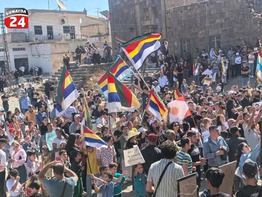 #دولة #الدروز
علم العلويين اليوم يرفرف  في ساحات الكرامة 👌
بني معروف الكرام حياكم الله❤️🇸🇨☀️