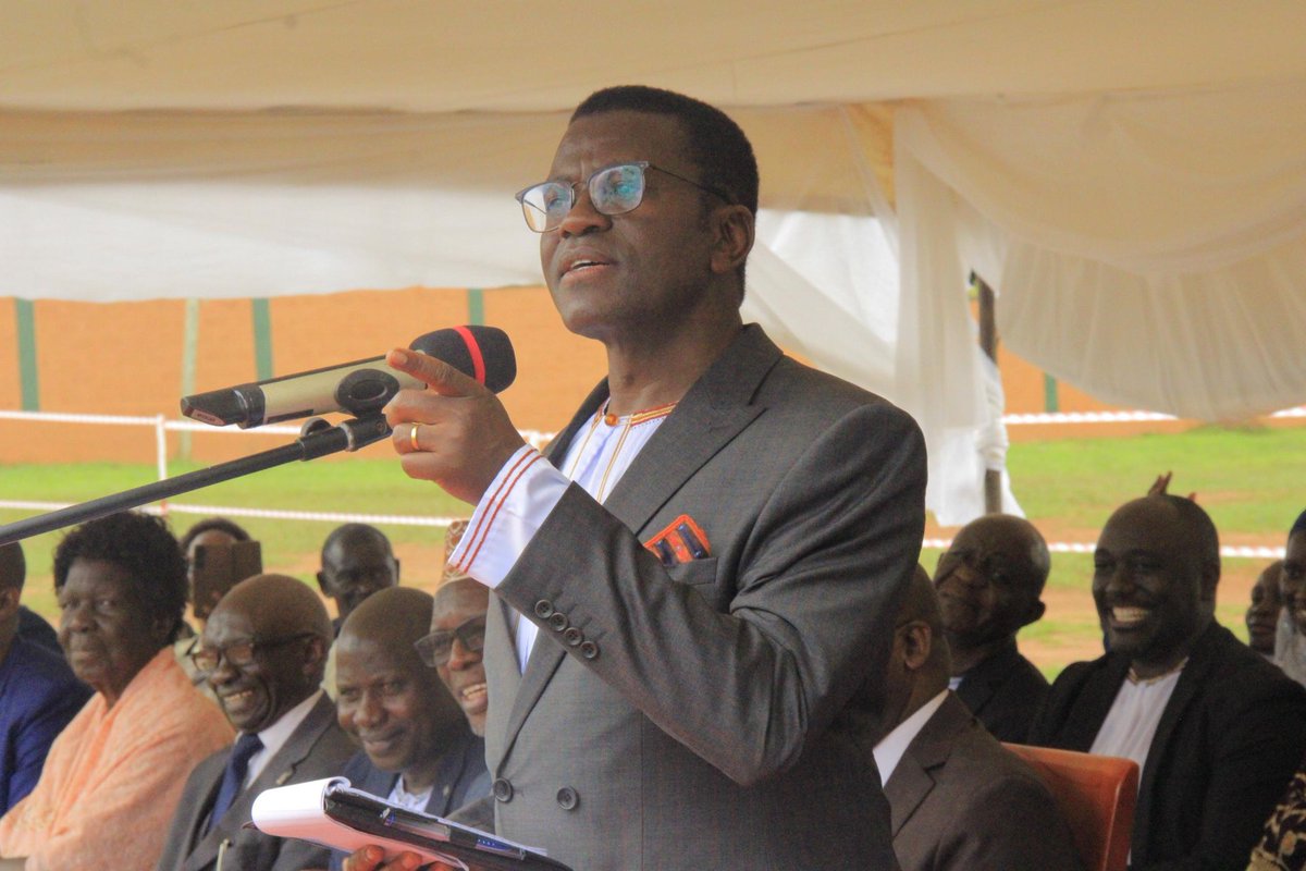 BugandaKingdom_'s tweet image. Katikkiro Mayiga e Mbale, alabudde abantu obutafeebya buwangwa bwabwe kutuuka kusuula lulimi lwabwe, okweggyako mannya gaabwe ag&apos;obuzaale n&apos;abalala okutuuma erinnya limu mu baana bonna.

Owek. Mayiga asinzidde mu IUIU, mu nsisinkano n&apos;abavubuka wamu n&apos;abantu ba Buganda ababeera e…