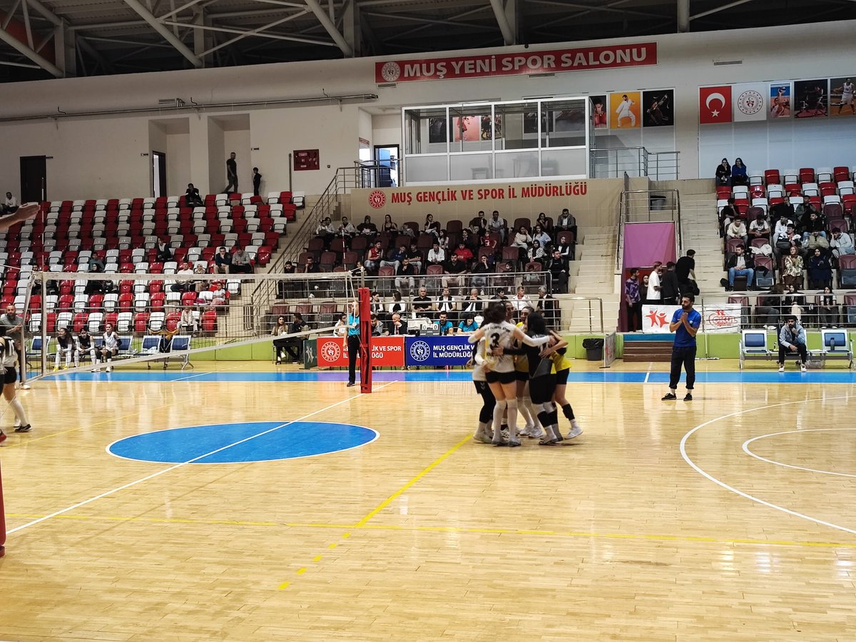 Tebrikler Muş Olimpik🏐👏

Valimiz Sayın <a href="/Valiavnicakir/">Avni Çakır</a>, eşi Bahar Çakır Hanımefendi, Vali Yardımcımız Cihat Abukan ve Gençlik ve Spor İl Müdürümüz Yusuf Kılıç ile birlikte, Voleybol Kadınlar 2.Lig'inde mücadele eden ilimiz temsilcisi Muş Olimpik Kadın Voleybol Takımımız ile