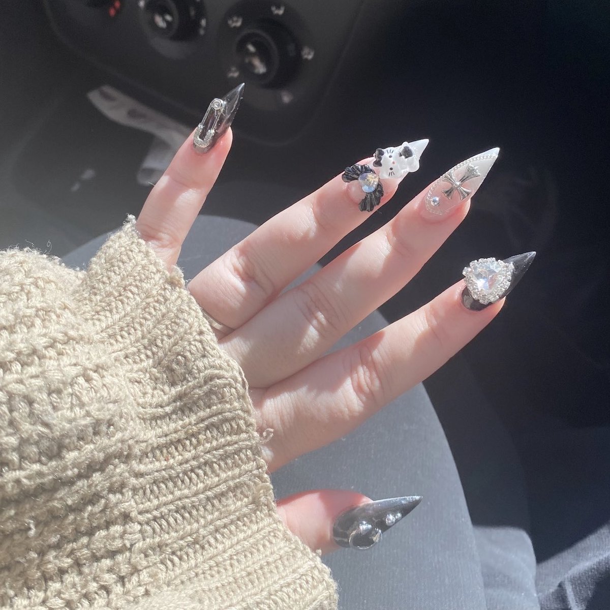 INTERNETC0RE's tweet image. your puppy finally got their nails done after a year, uuuuuuu feeling like myself again 🥹