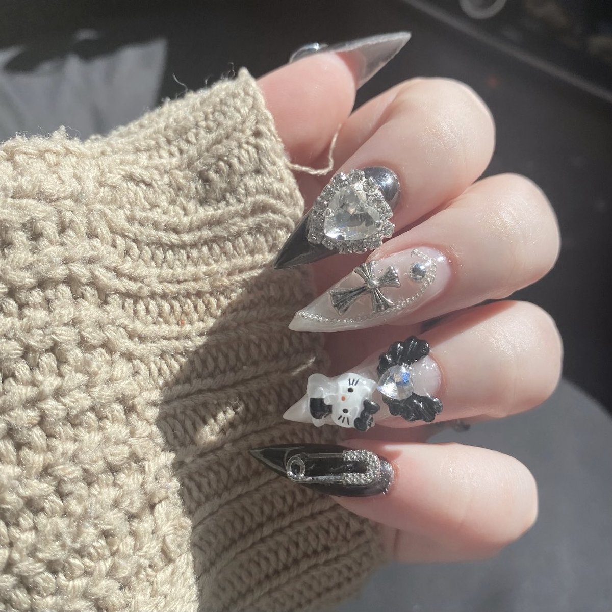 INTERNETC0RE's tweet image. your puppy finally got their nails done after a year, uuuuuuu feeling like myself again 🥹
