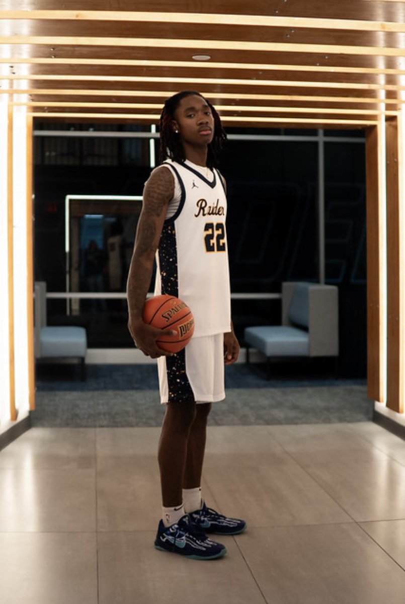 tooshiftyrico's tweet image. Year uno……⏳ #Anythingispossible  @KevinMoses38 @BrzezinskiAlec @jgilbertsport @jszczepaniak27 @HankampScott @TheDZoneBBall @BankHoops @JucoRecruiting