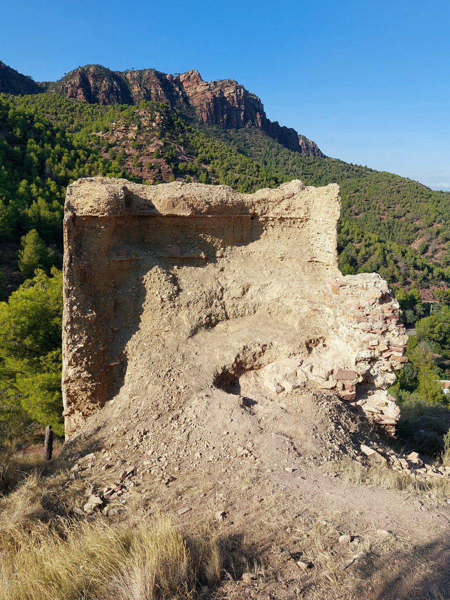 Ruinas de una torre del castillo de Segart Valencia.