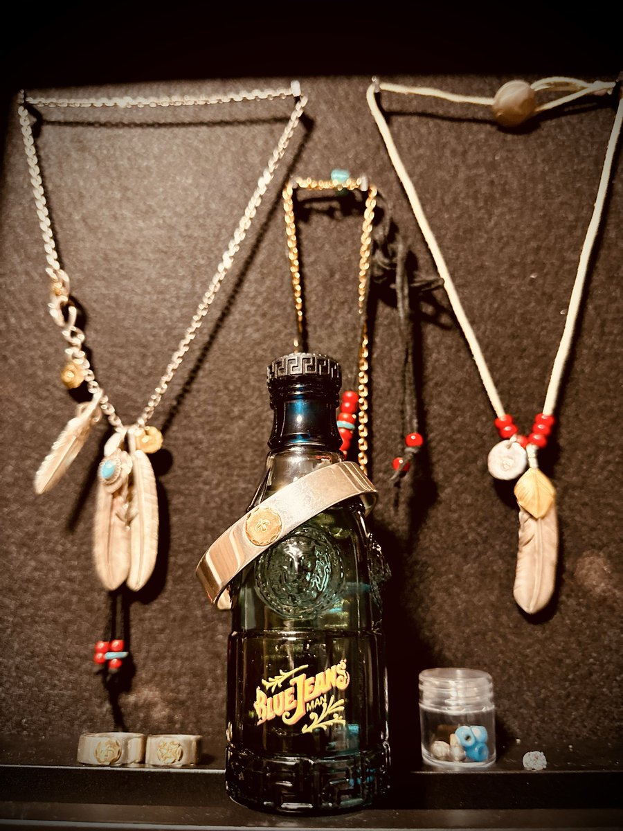 yncyGhYRJSZNJSn's tweet image. 中学生の頃から一番好きな香水

今でも匂いを嗅ぐと当時を思い出す

そんな私の子も来年は中学生

感慨深い

#ゴローズ
#gorós
#ヴェルサーチ
#ブルージーンズ