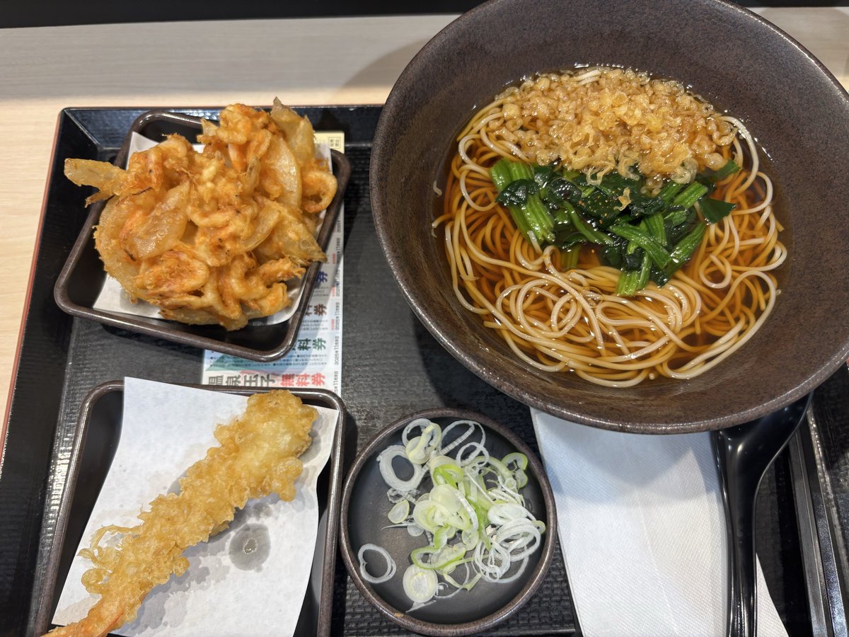 今日の夜食はゆで太郎の期間限定メニュー♫桜エビのかき揚げ蕎麦とクーポンで海老天のちょい足し😁