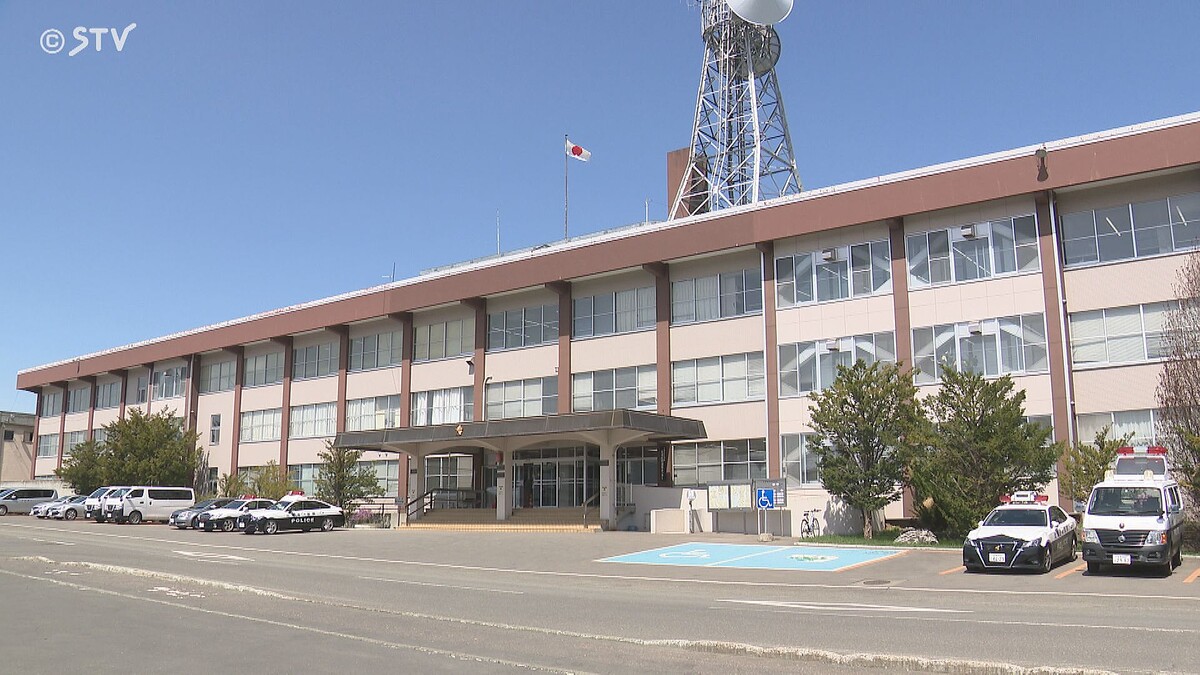 livedoornews's tweet image. 【発覚】中学校の窓ガラスが11枚割られる、校舎内から石9個 北海道・北見市
news.livedoor.com/article/detail…
割られていた窓は体育館1枚、職員室9枚、西側の出入り口1枚の計11枚。校舎内の割れた窓ガラスのそばから、石9個が見つかったことから、警察は何者かが石を投げて割ったとみている。