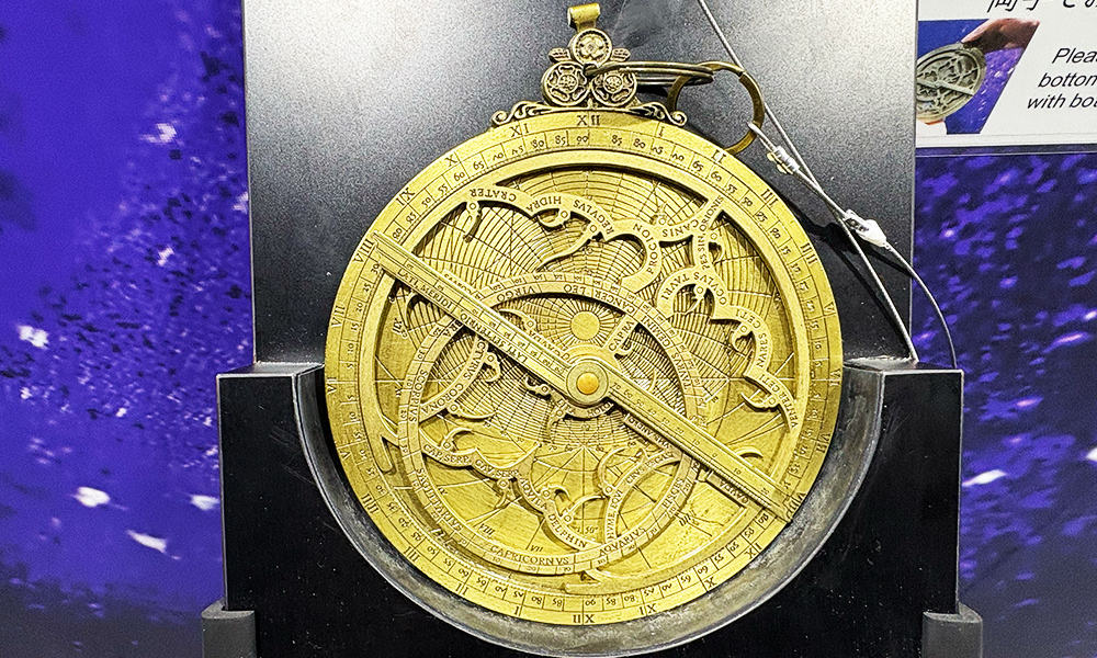 prawn_cocktaild's tweet image. 【内覧会レポ】
🪐特別展「チ。―地球の運動について― 地球（いわ）が動く」#心斎橋オーパ 7階にて開催中！
開催されています✨
映像演出、フォトスポットに加え、#アストロラーベ や #活版印刷 体験も！
prawn-cocktail.com/blog/10359/
 
#チ。 #地球の運動について #アニメ展 #推し活 #展示会巡り