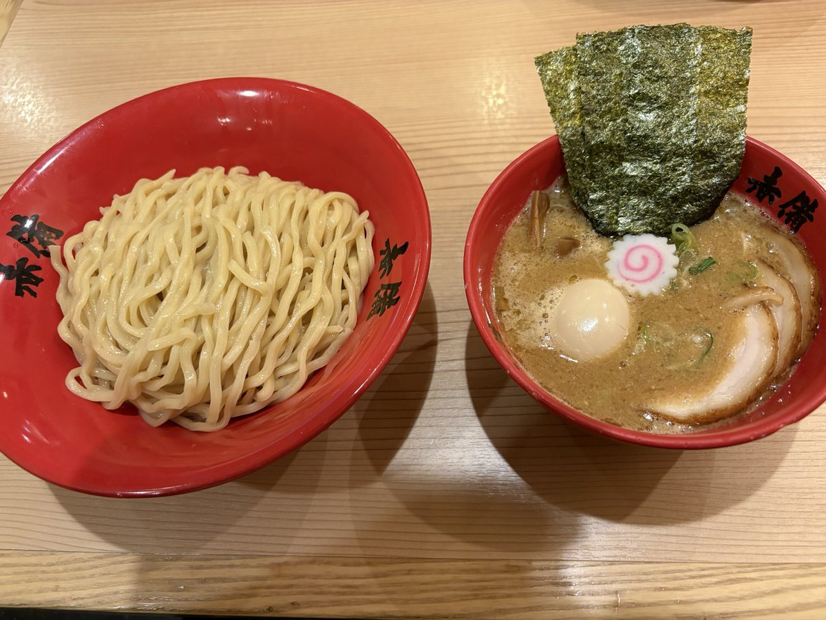yoppeleah's tweet image. 見てよ 愛のようだ
冷めたふりじゃなくてさ
窓辺を染めるのは 優しいもんさ
見てよ 愛の様だ
見てよ 肉の様だ
窓辺を染めるのは 学生街の ネオンさ