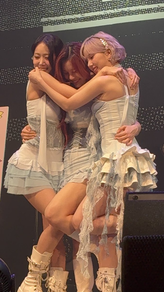 finalGFRIEND's tweet image. 251011 VIVIZ大阪
初VIVIZ楽しすぎた🥳🥳🥳
真ん中ブロック2列目に居たのですが右ブロックのナビ達の掛け声がエグくて自分も完璧じゃないなりに巨声を出せたように思います☺️
お会いできたNaVさん少しでしたがご挨拶出来て良かった💕
お渡しオムちゃんでしたが3リレーくらいお話しできるんですね💦恋❤️