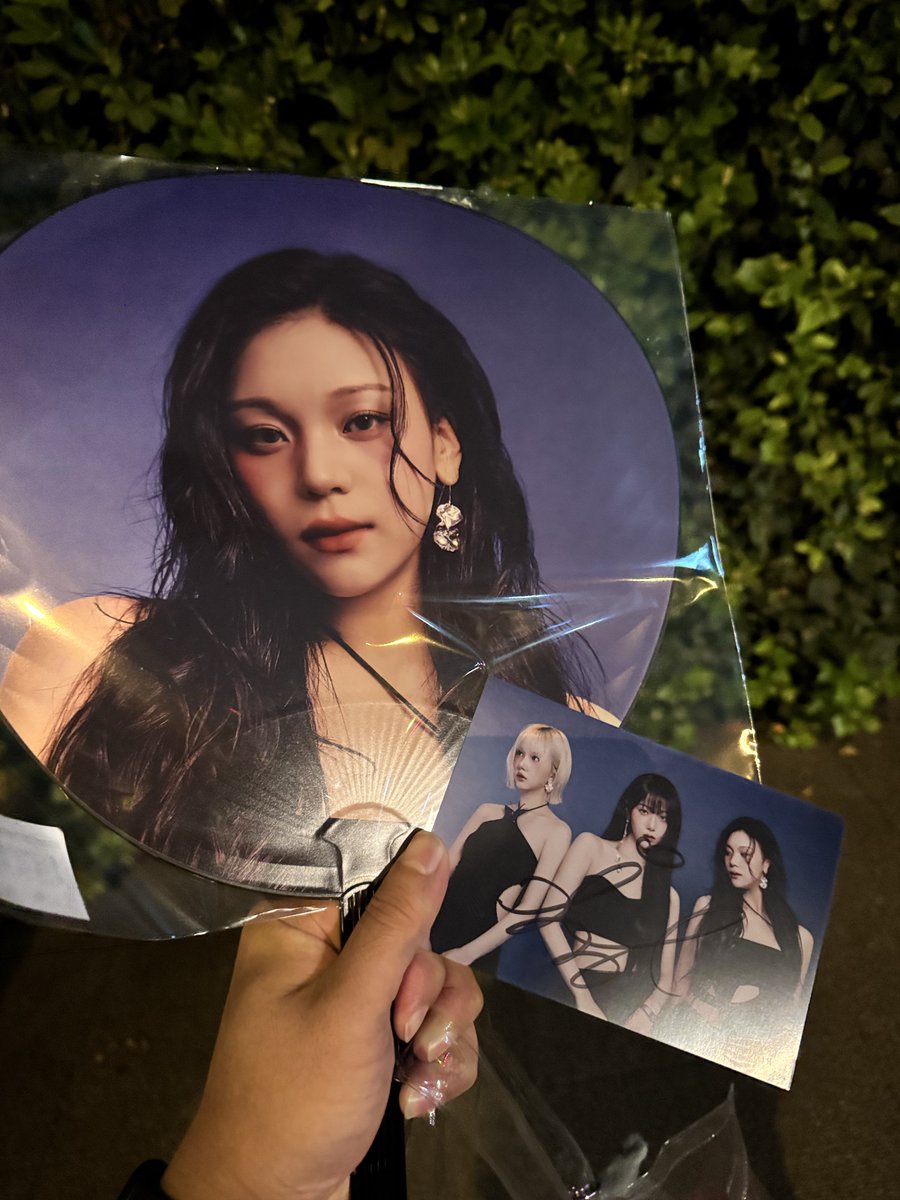 finalGFRIEND's tweet image. 251011 VIVIZ大阪
初VIVIZ楽しすぎた🥳🥳🥳
真ん中ブロック2列目に居たのですが右ブロックのナビ達の掛け声がエグくて自分も完璧じゃないなりに巨声を出せたように思います☺️
お会いできたNaVさん少しでしたがご挨拶出来て良かった💕
お渡しオムちゃんでしたが3リレーくらいお話しできるんですね💦恋❤️