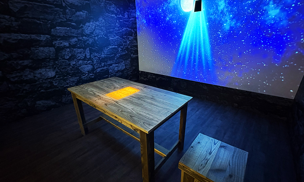 prawn_cocktaild's tweet image. 【内覧会レポ】
🪐特別展「チ。―地球の運動について― 地球（いわ）が動く」#心斎橋オーパ 7階にて開催中！
開催されています✨
映像演出、フォトスポットに加え、#アストロラーベ や #活版印刷 体験も！
prawn-cocktail.com/blog/10359/
 
#チ。 #地球の運動について #アニメ展 #推し活 #展示会巡り