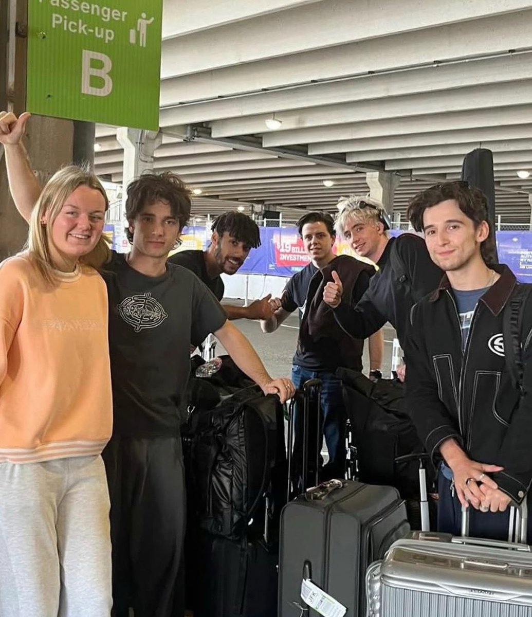 Rmcmahonupdates's tweet photo. 🥁Inhaler with a fan recently!! 

cc: joannegibney3 on tiktok

#ryanmcmahon #elijahhewson #bobbyskeetz #joshjenkinson #inhaler #inhalerdublin https://t.co/p6eChuheOZ