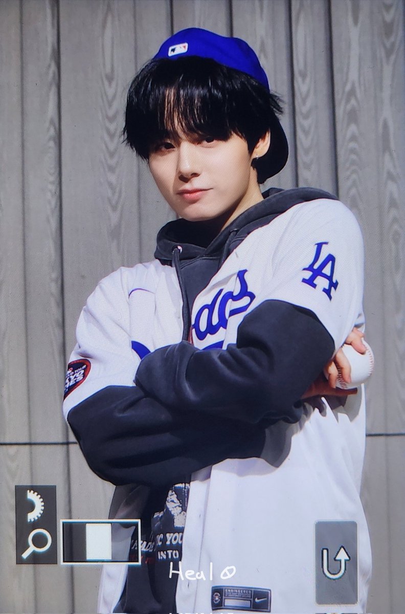 Heal_hw's tweet photo. 251011 
#원어스 #ONEUS #환웅 #HWANWOONG

야구 대회 나가서 상 받아온 어린이 ⚾️🧢 https://t.co/T5SrLjCp0b