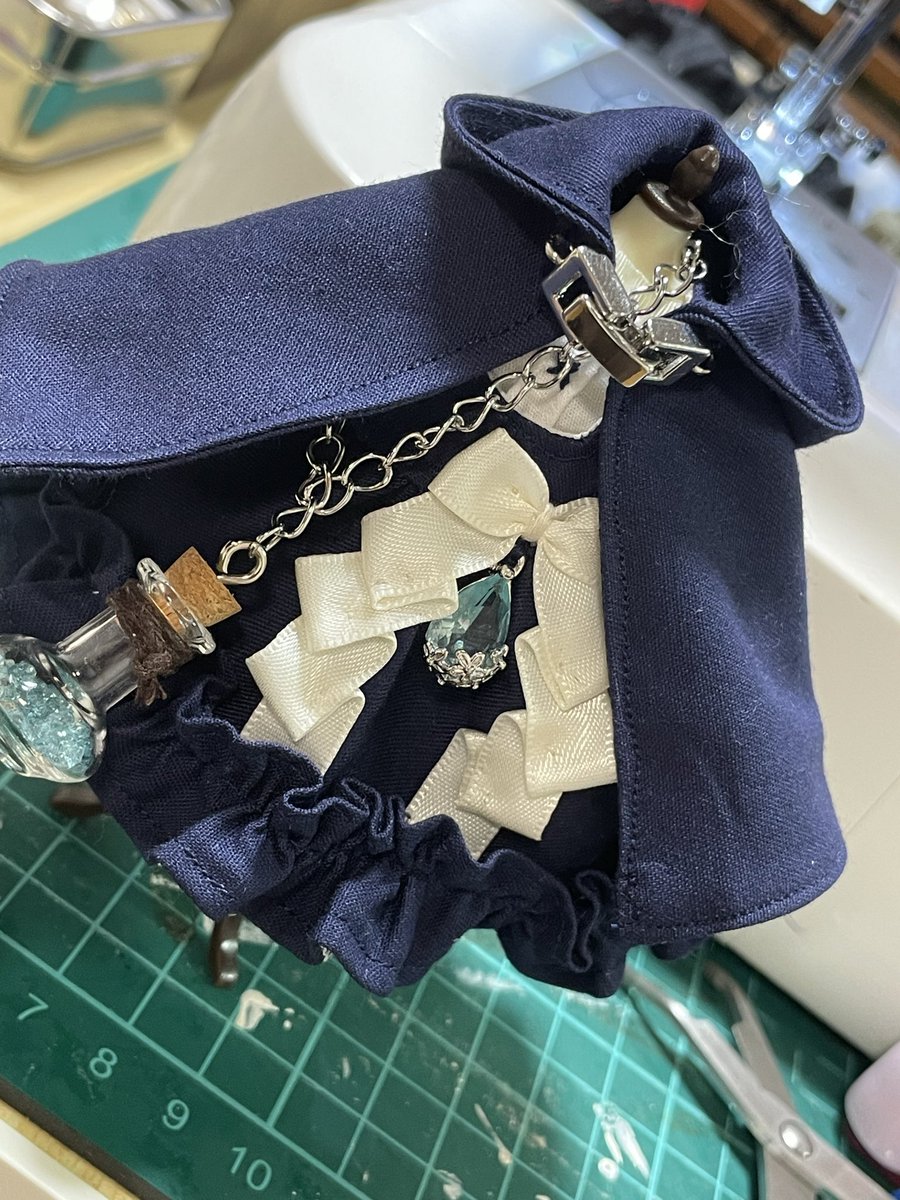 シルバーをメインに装飾してみました
小瓶には花が入っていて、森に住む魔法使いの収集をイメージしました

#カントリーキッチン