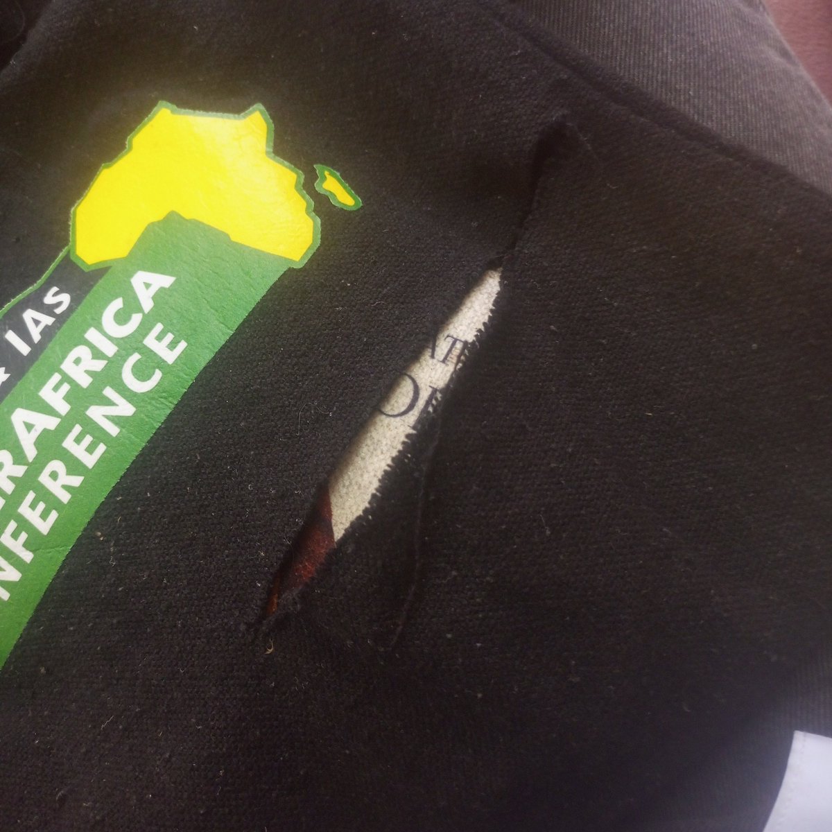 _Wangarih's tweet image. Yoh so ndio mimi hapo I am crossing the road nikaskia something is wrong kuguza bag simu anaku😭😭I just turned back nikashika the guy behind me alikuwa ameshika mashopping bag ameficha simu yangu hapo 
Alikuwa ashakata bag na anatoa simu in 1 second😭😭