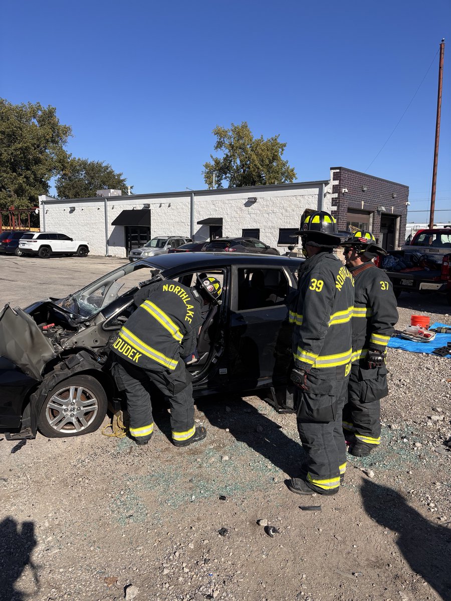 🚗💥 Auto extrication drill this week! Our crew trained on life-saving vehicle rescue techniques — sharpening our skills for real emergencies.

Big thanks to S &amp; S Towing on Lake St for donating the cars! 🙌🔥

#NorthlakeFire #FireTraining #AutoExtrication