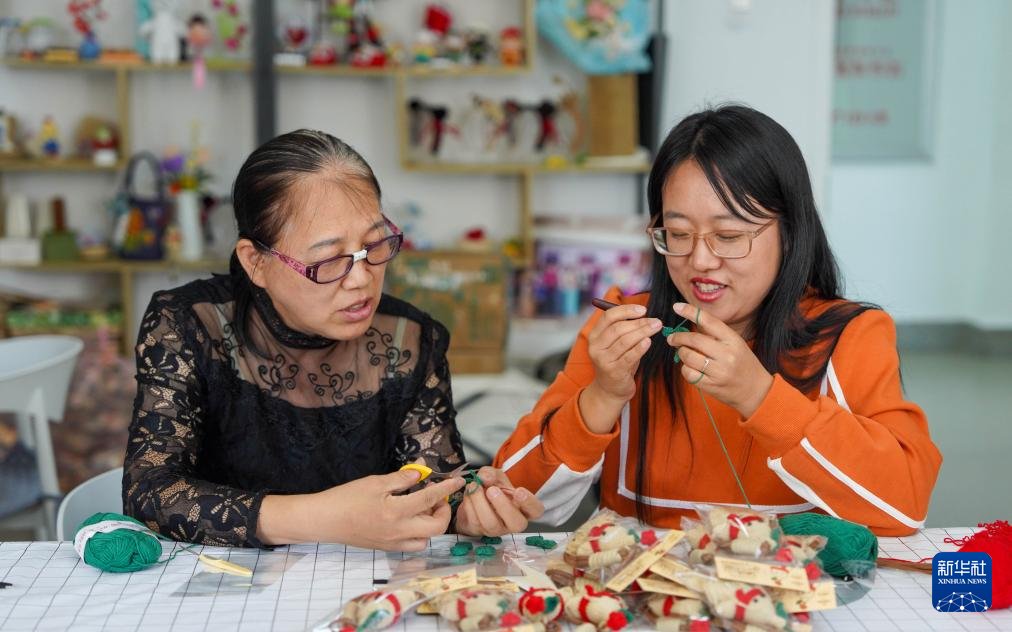 DailyBeijing's tweet image. Ahead of the Global Leaders&apos; Meeting on #Women in #Beijing, discover how women across #China are weaving the threads of happiness with their own skilled hands.