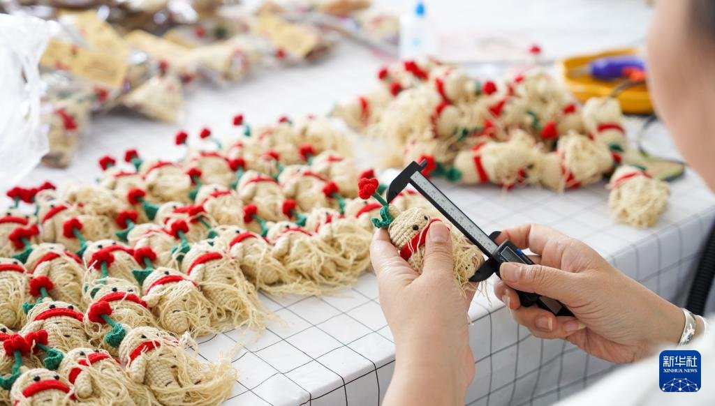 DailyBeijing's tweet image. Ahead of the Global Leaders&apos; Meeting on #Women in #Beijing, discover how women across #China are weaving the threads of happiness with their own skilled hands.