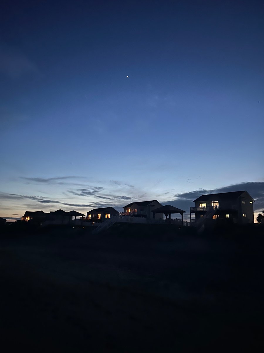 MarkWerling5's tweet image. It’s the end of #WorldSpaceWeek.  Venus in the sky above Topsail Beach, North Carolina.