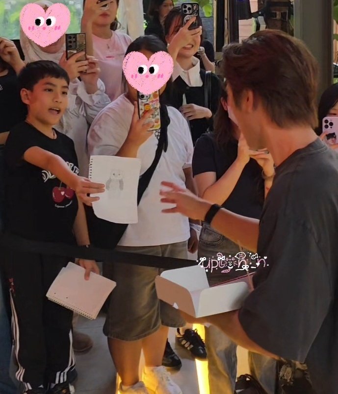 จริงๆน้องจะแค่อวดเฉยๆ แค่อยากให้พี่เจมเห็นว่าเขาวาดรูปกล่องพิ้กอู้ดให้ ตอนแรกใจเสียมากเพราะมีคนมายืนบัง น้องหันมาพูดว่าพี่เจมอดเห็นเลย หนูตัวเล็กเกินไป ตอนนั้นก็ปลอบไปว่าไม่เป็นไรลูกเดียวไว้เอามาอวดใหม่นะ เพราะคิดว่าเจมกลับไปแล้วแต่เขาบอกเจมยังไม่กลับ (1)